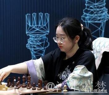 谭中怡与居文君揭幕战握手言和