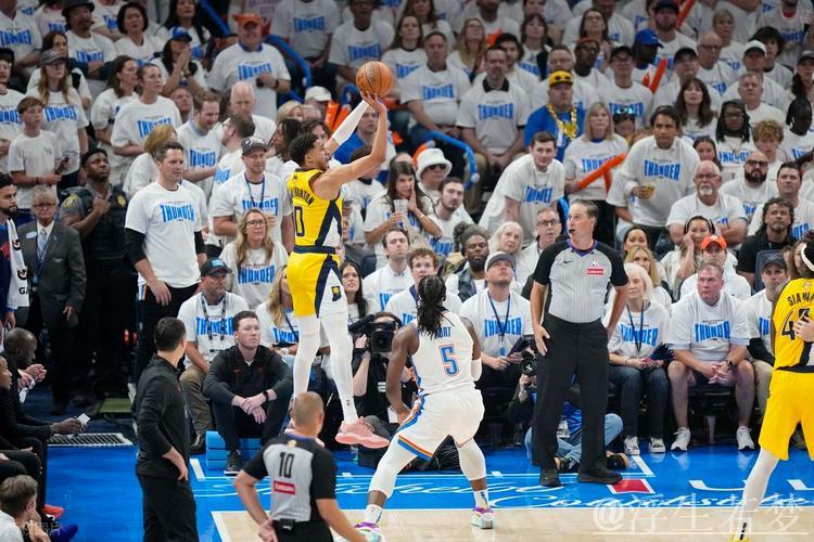 哈利伯顿神奇助攻 助攻西亚卡姆轻松上篮